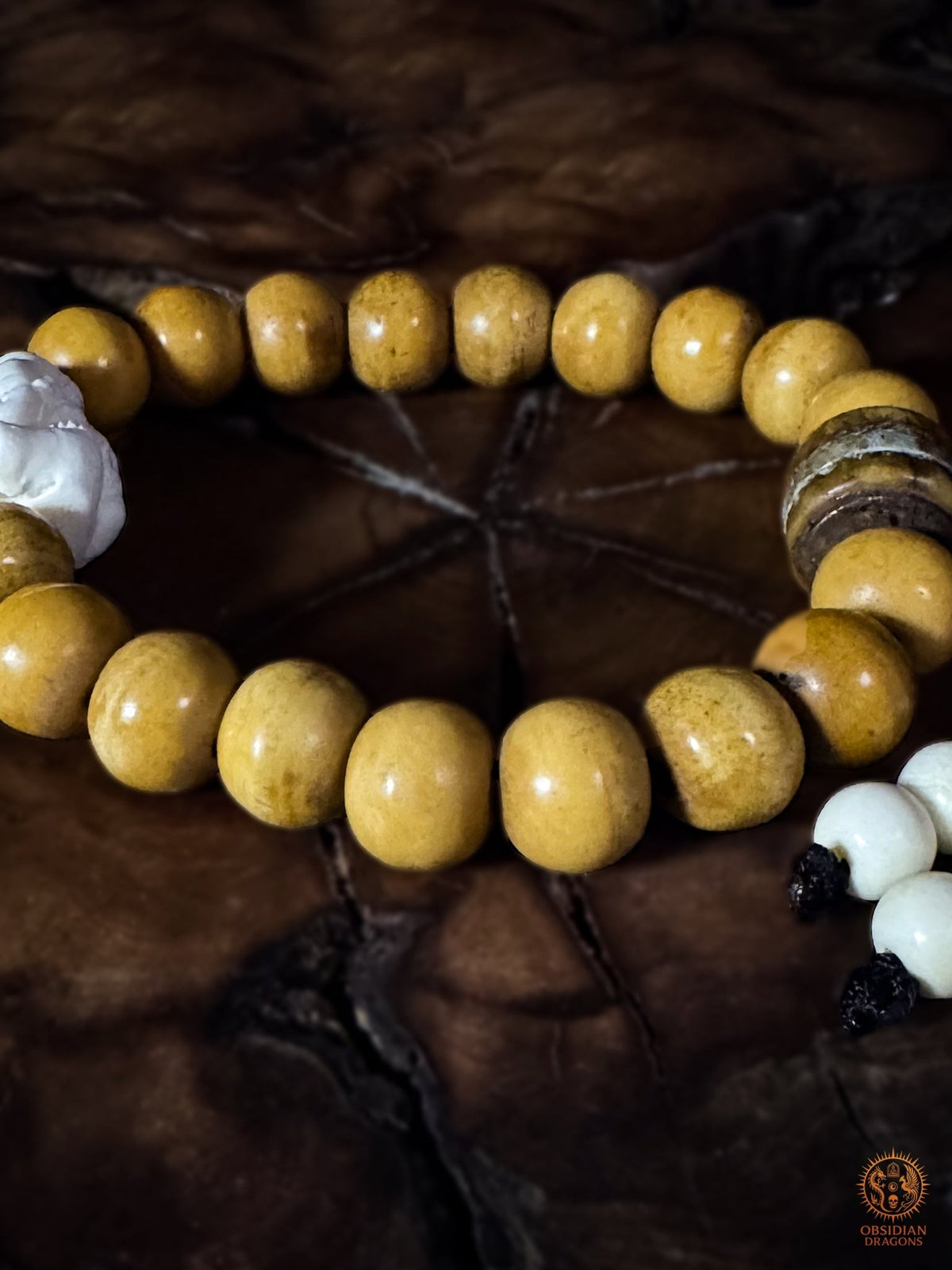 Détail des 18 perles en os de buffle patiné au thé du bracelet mala Ganesh inspiré du Shibazi bouddhiste chinois