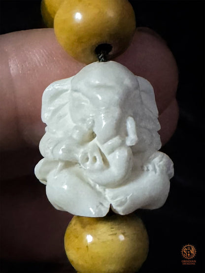 Perle Ganesh sculptée en trois dimensions dans du bois de cerf, détail du bracelet mala bouddhiste à 18 perles
