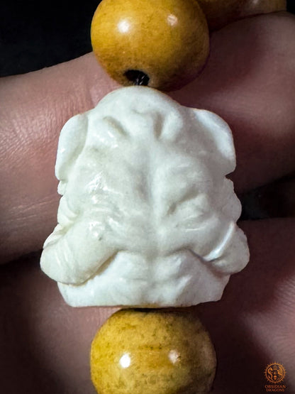 Dos de la perle Ganesh en bois de cerf sculpté, détail artisanal du bracelet mala Ganesh en os de buffle