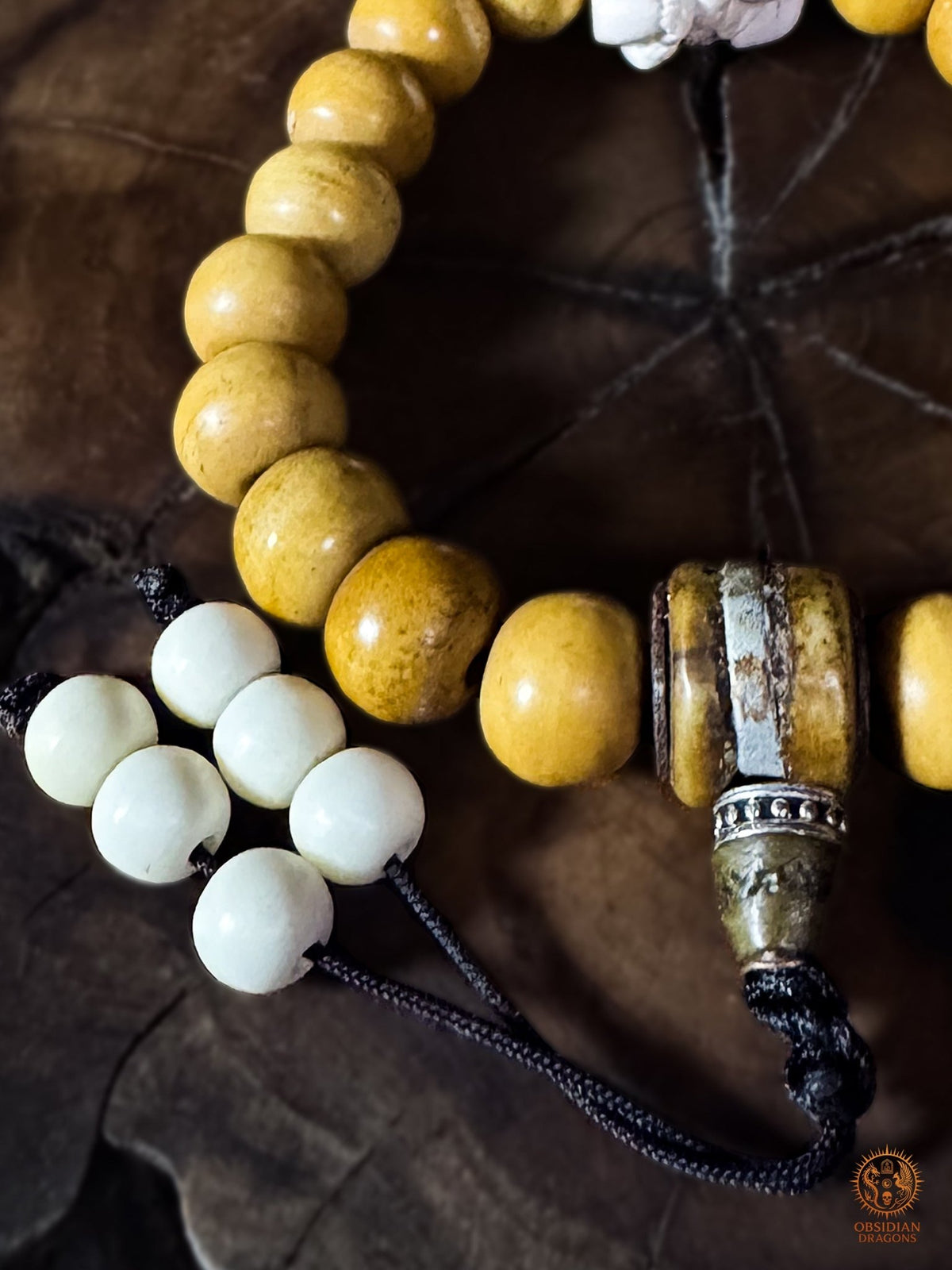 Perle Guru, nœud coulissant et six perles terminales en os de buffle du bracelet mala Ganesh artisanal
