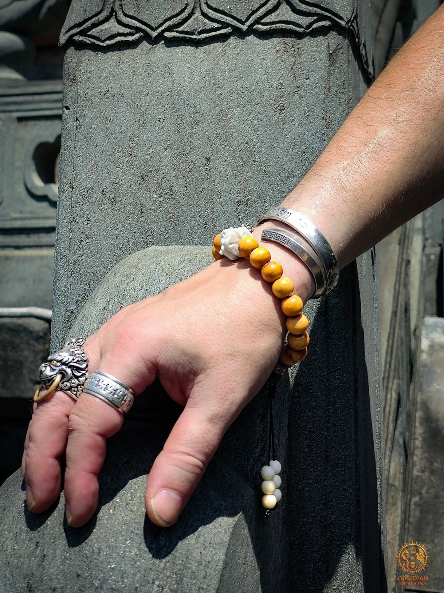 Bracelet mala Ganesh porté au poignet, 18 perles en os de buffle patiné au thé et Ganesh en bois de cerf - Obsidian Dragons
