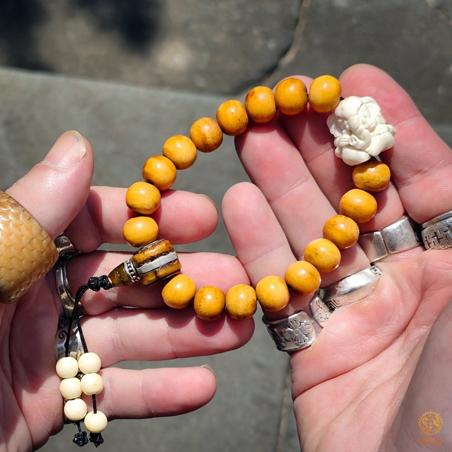Bracelet mala Ganesh tenu en main avec 18 perles en os de buffle, Ganesh en bois de cerf, Guru et cordon coulissant