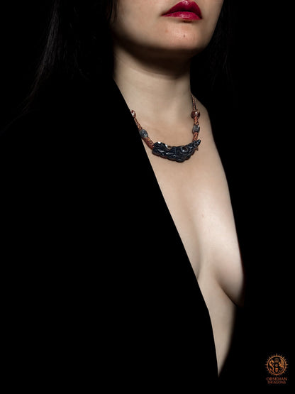 Collier tibétain Lug Mig porté par un modèle féminin, pendentif œil magique en agate oculaire et tressage artisanal - Obsidian Dragons