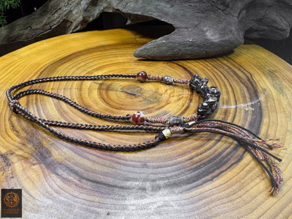 Vue complète du collier tibétain Lug Mig réglable avec pendentif en agate oculaire, Dzi, crânes en agate et tressage artisanal.