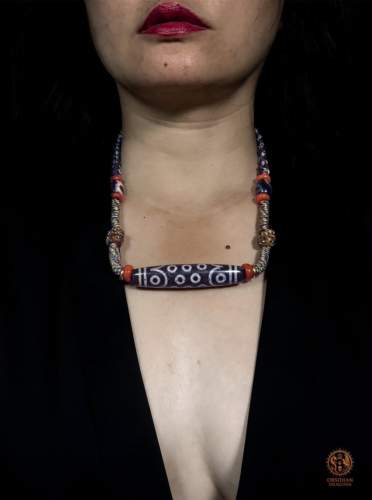 Collier DZI à 21 yeux porté ras du cou, bijou spirituel tibétain artisanal avec Acala, agate Nan Hong et grand DZI de collection - Obsidian Dragons