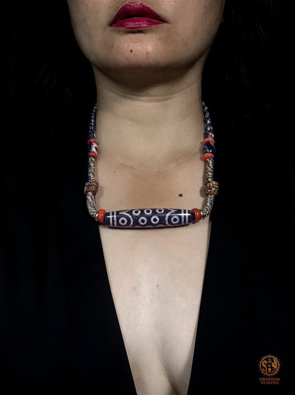 Collier DZI à 21 yeux porté ras du cou, bijou spirituel tibétain artisanal avec Acala, agate Nan Hong et grand DZI de collection - Obsidian Dragons