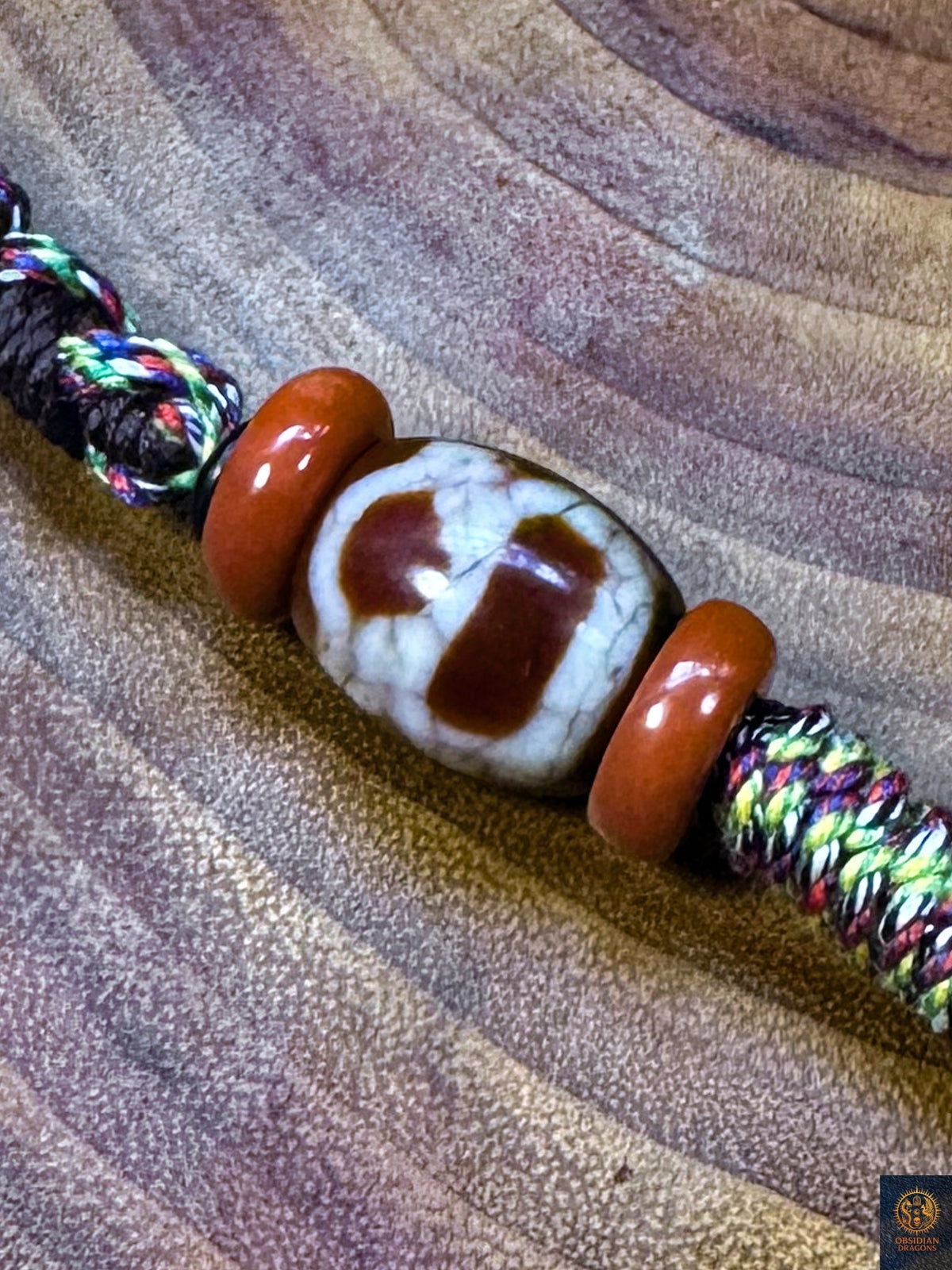 DZI Monseigneur Nobleman en agate avec Nan Hong rouge, détail du collier DZI à 21 yeux rare et bijou spirituel artisanal