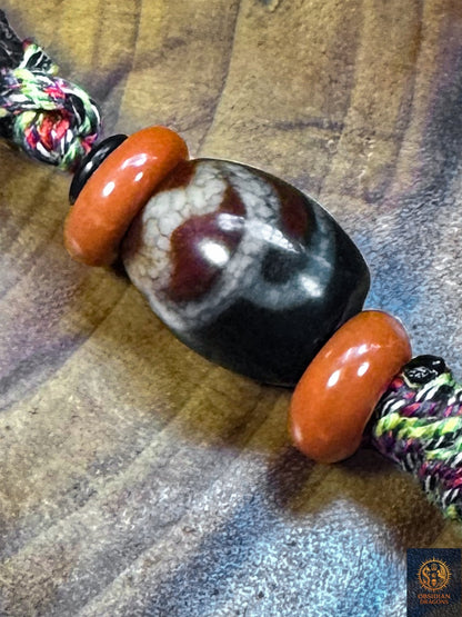 DZI Lotus en agate avec intercalaires Nan Hong rouges, détail du collier DZI à 21 yeux artisanal et talisman bouddhiste