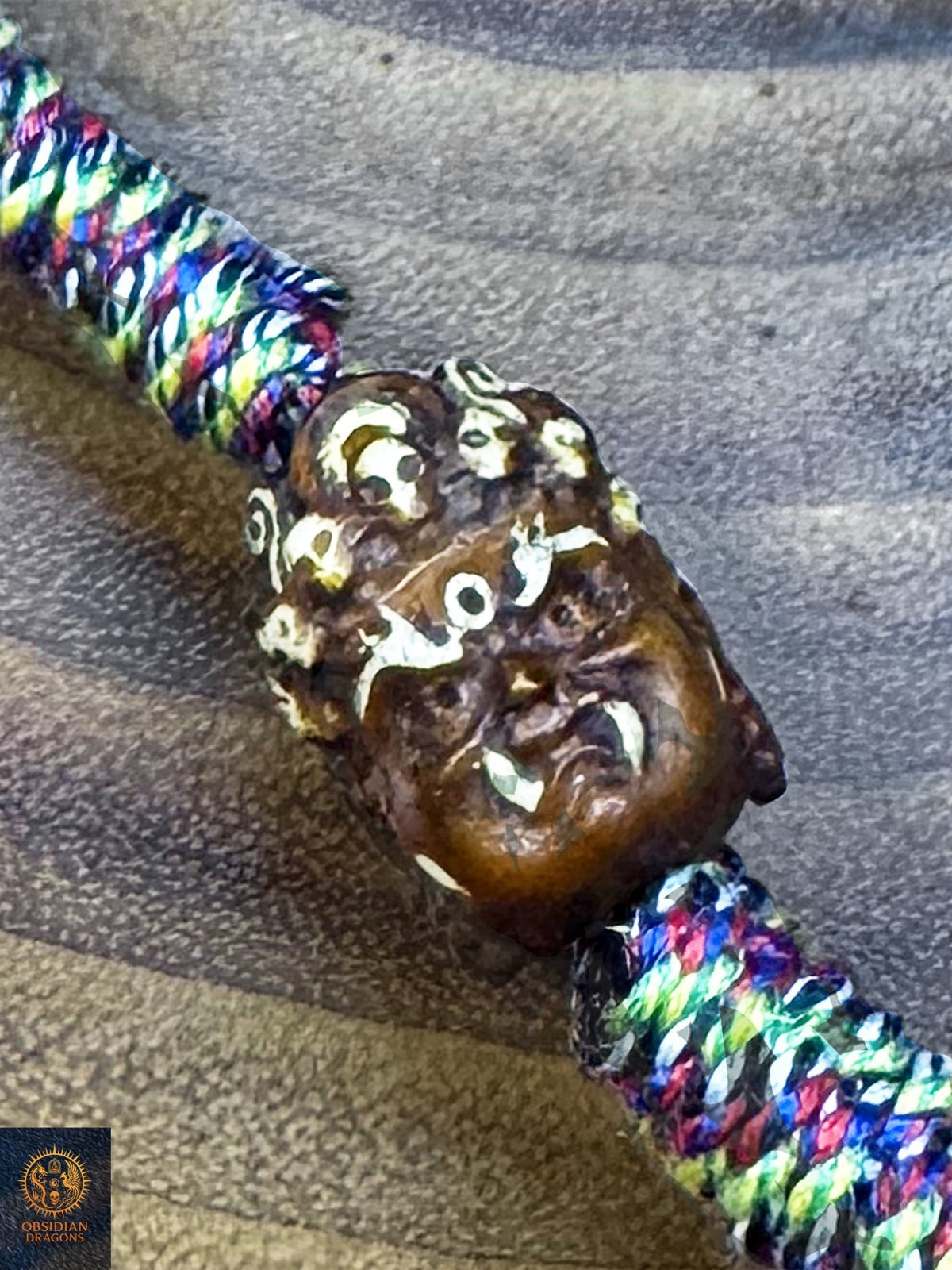Tête d’Acala sculptée artisanalement en bois de cerf, gardien protecteur du collier DZI à 21 yeux et talisman bouddhiste
