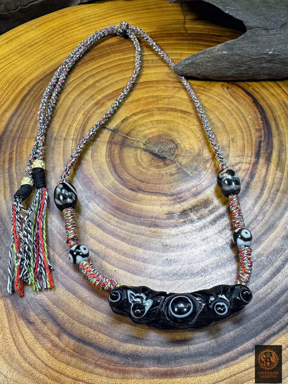 Collier œil magique tibétain Lug Mig traditionnel en agate oculaire, avec Dzi à trois yeux, Dzi Tara, Dzi Monseigneur et tressage artisanal - Obsidian Dragons