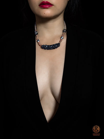 Collier œil magique tibétain Lug Mig porté par un modèle féminin, pendentif en agate oculaire noire et perles Dzi tibétaines - Obsidian Dragons