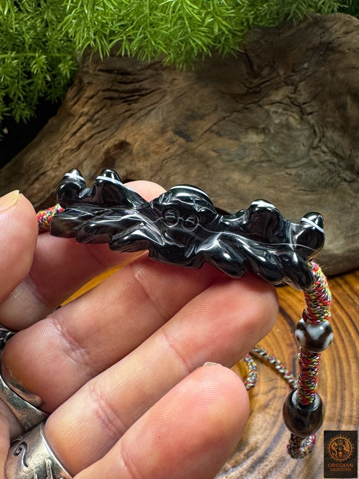 Vue de profil du pendentif Lug Mig traditionnel montrant l’épaisseur et les reliefs sculptés de cette agate oculaire tibétaine.