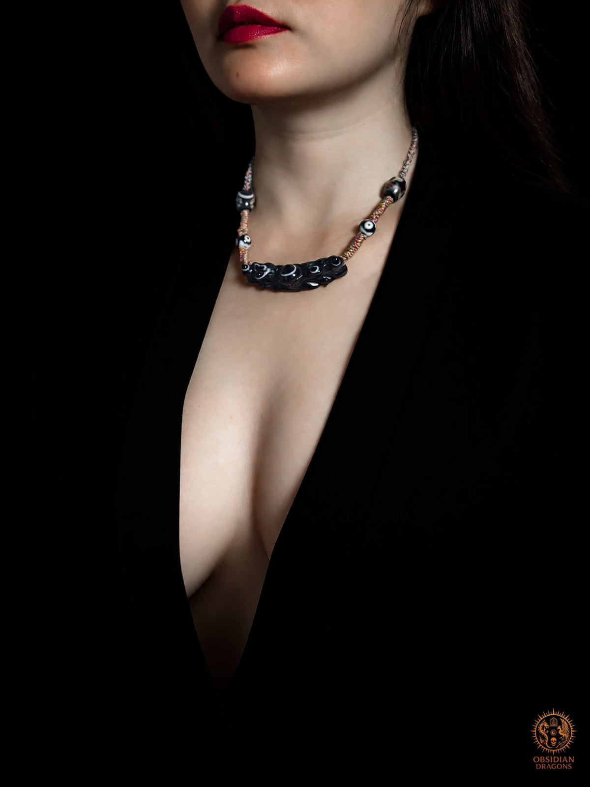Collier tibétain Lug Mig porté de trois quarts, bijou spirituel en agate oculaire avec Dzi et tressage artisanal réglable.