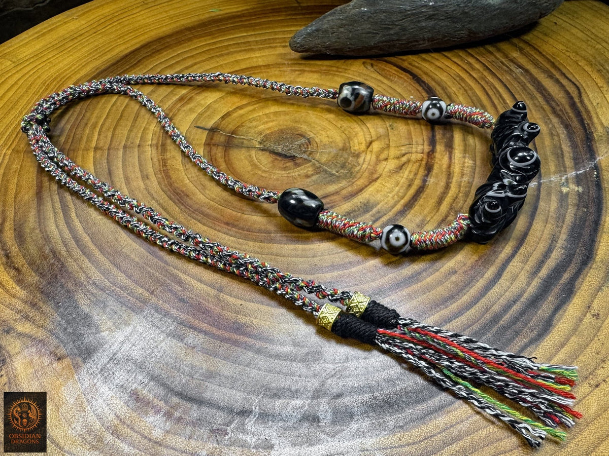 Vue complète du collier œil magique tibétain Lug Mig traditionnel avec perles Dzi, pendentif en agate sculptée et pampilles tressées - Obsidian Dragons