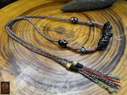 Vue complète du collier œil magique tibétain Lug Mig traditionnel avec perles Dzi, pendentif en agate sculptée et pampilles tressées - Obsidian Dragons