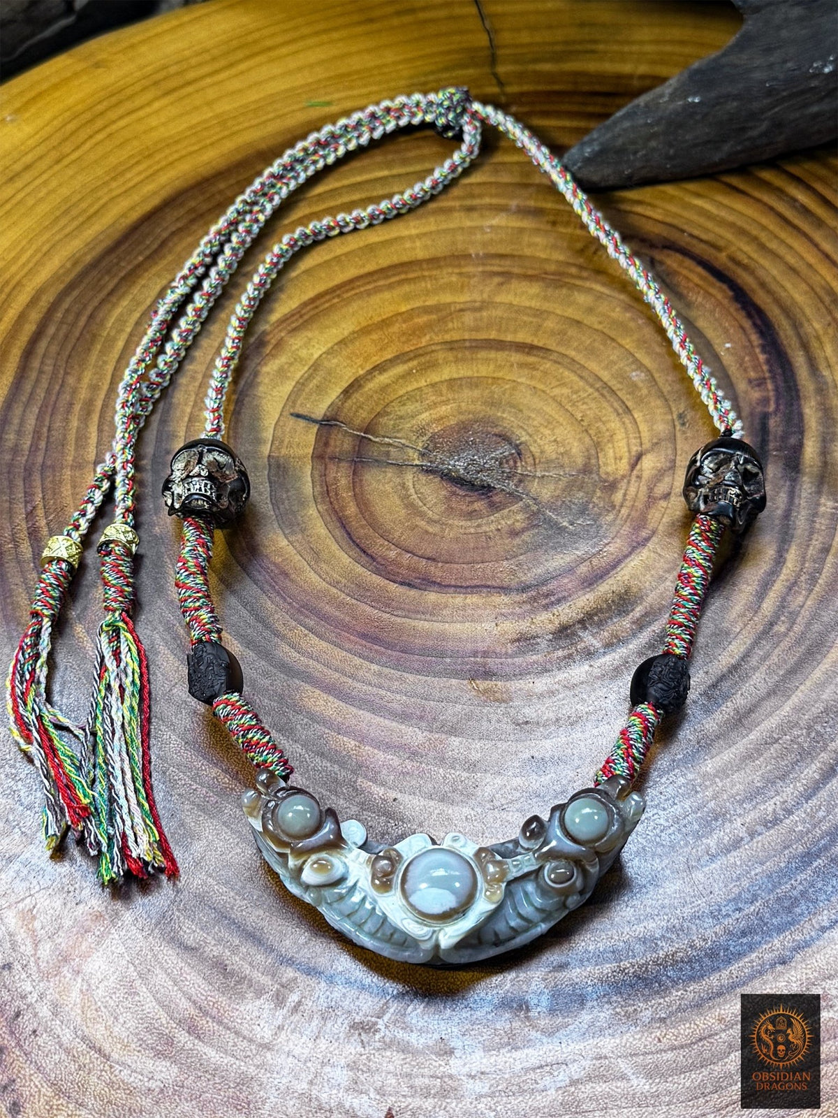 Collier tibétain Lug Mig en agate naturelle, œil magique traditionnel de Gyalthang avec tressage artisanal, obsidienne et crânes en corne de buffle - Obsidian Dragons