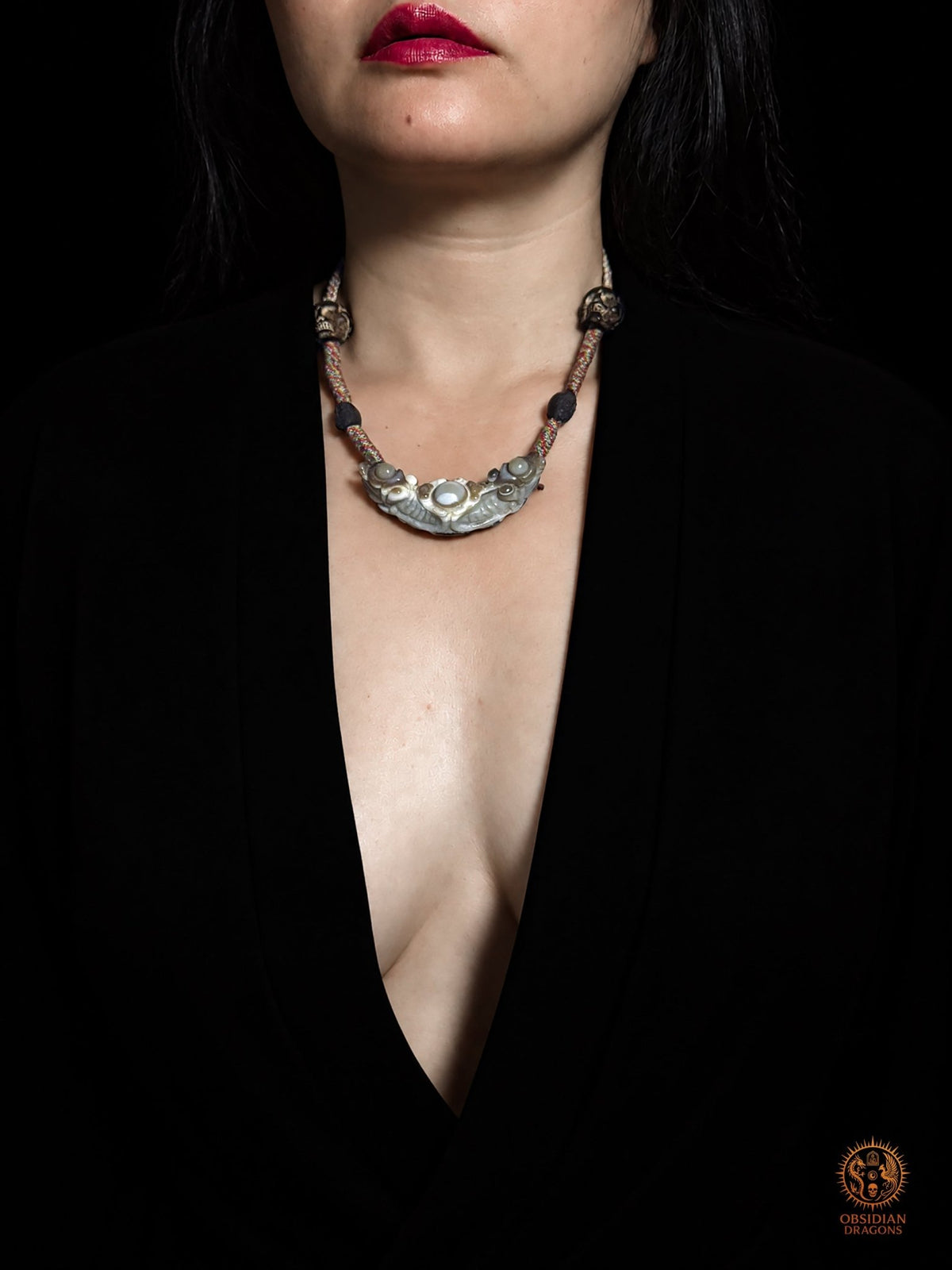 Collier tibétain Lug Mig porté par Zhou Li,  modèle féminin de obsidian-dragons.com, pendentif œil magique en agate naturelle et tressage artisanal himalayen