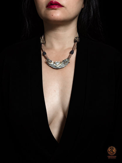 Collier tibétain Lug Mig porté par Zhou Li,  modèle féminin de obsidian-dragons.com, pendentif œil magique en agate naturelle et tressage artisanal himalayen