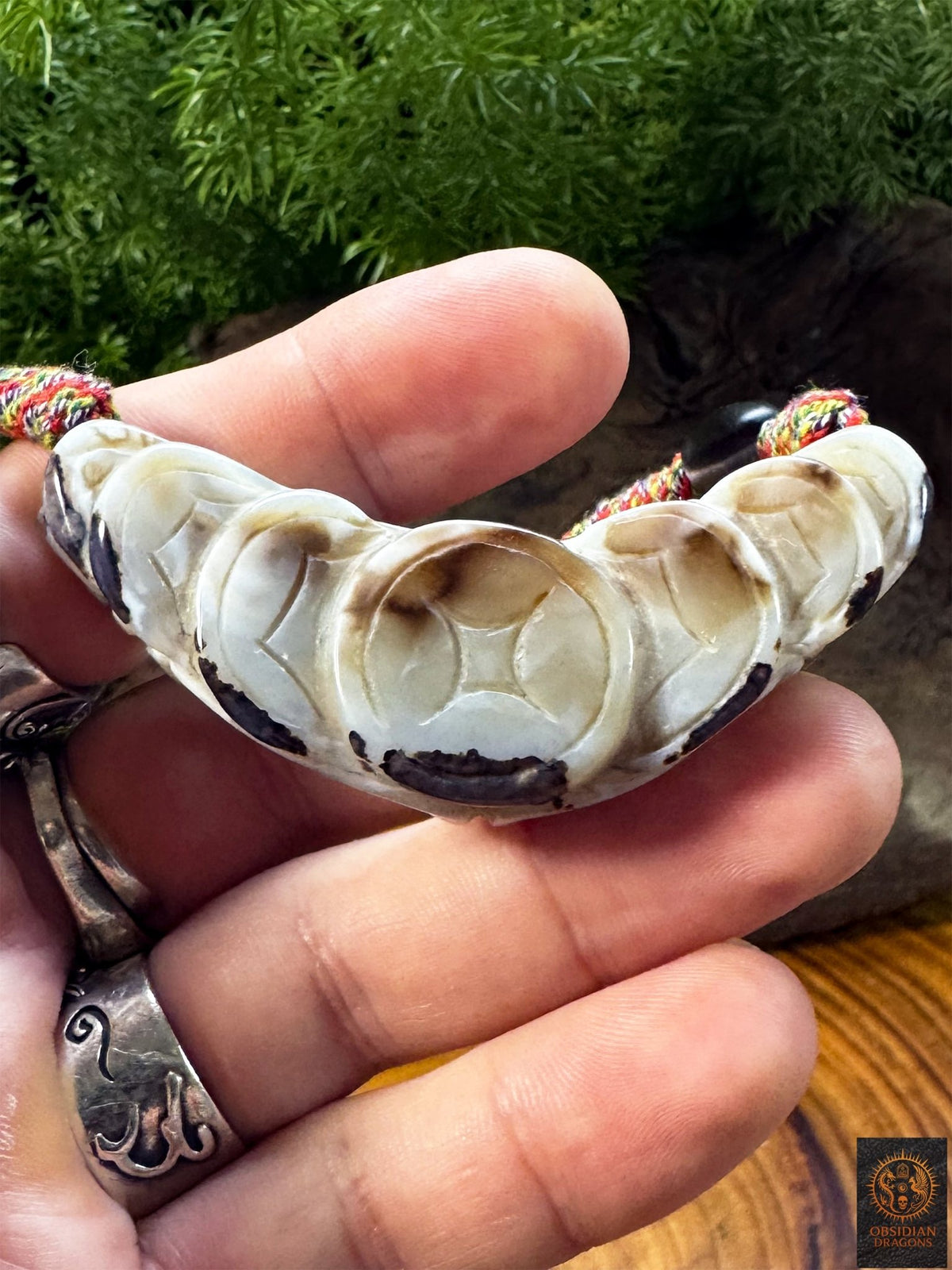 Revers du pendentif Lug Mig tibétain en agate sculptée avec motifs de pièces de monnaie gravés et structure naturelle de la pierre