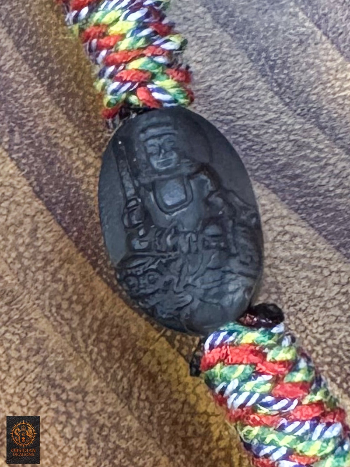 Seconde perle en obsidienne glace gravée du  bodhisattva Manjushri sur collier Lug Mig tibétain, symbole de sagesse et de compassion bouddhiste