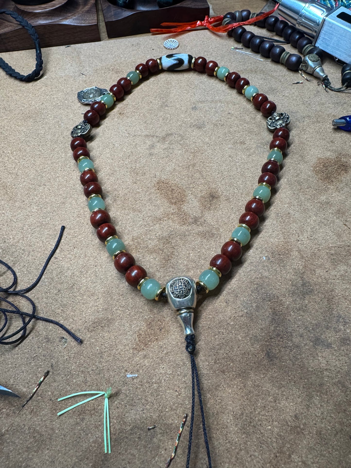 collier dzi pour Anne Sophie - création sur mesure obsidian dragons