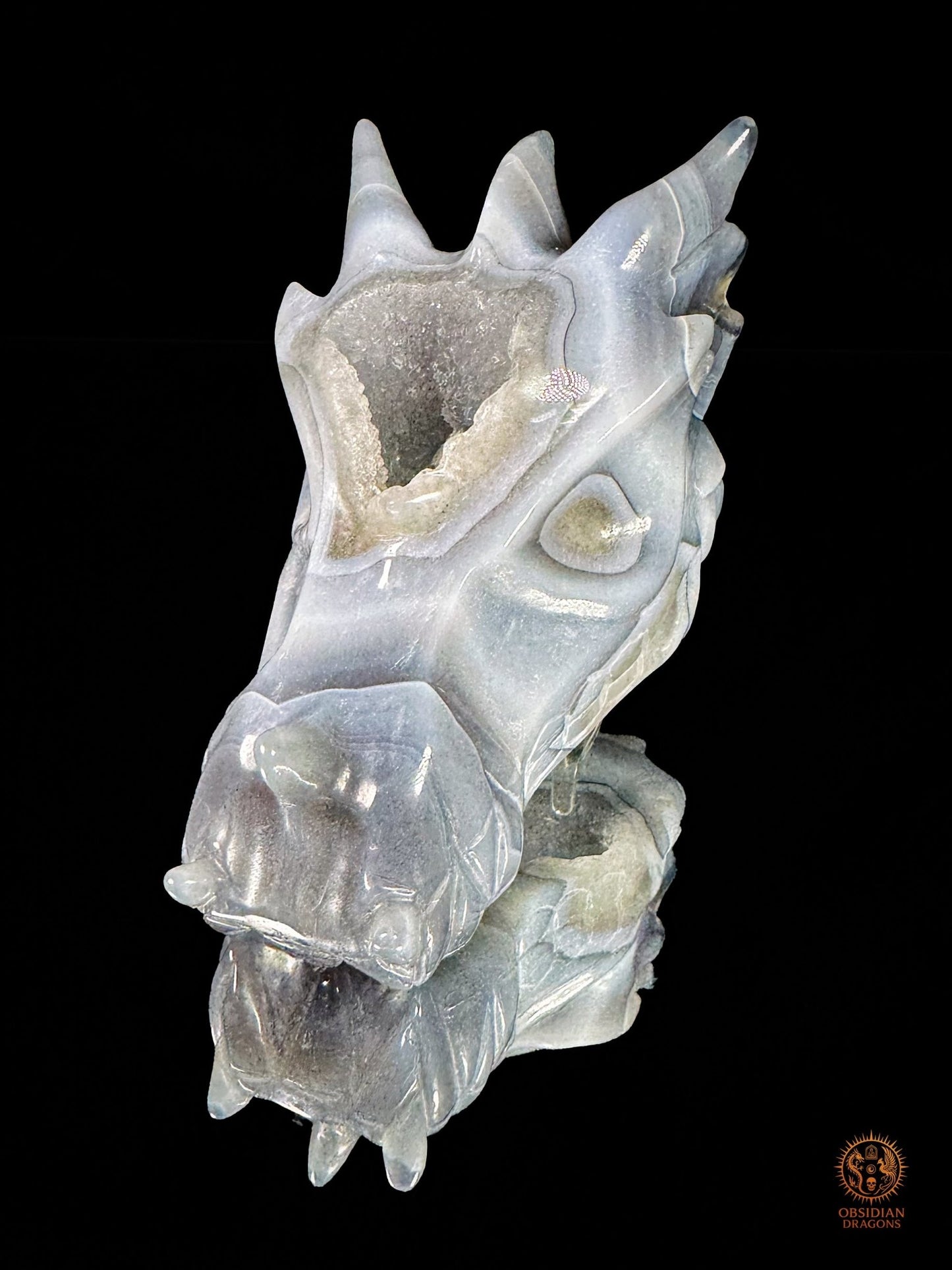 Crâne de dragon en géode de quartz à inclusion de calcite - obsidian dragons
