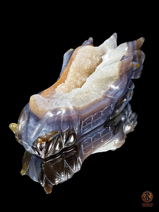 Crâne de dragon Faille de Givre en géode de quartz et agate rubanée du Brésil, pièce unique vue de trois quarts sur fond noir - Obsidian Dragons