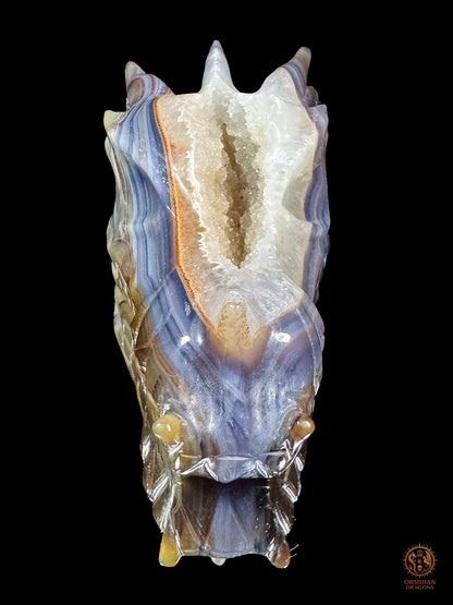 Vue de dessus du crâne de dragon Faille de Givre, longue cavité de quartz cristallisé encadrée par une gangue d’agate rubanée