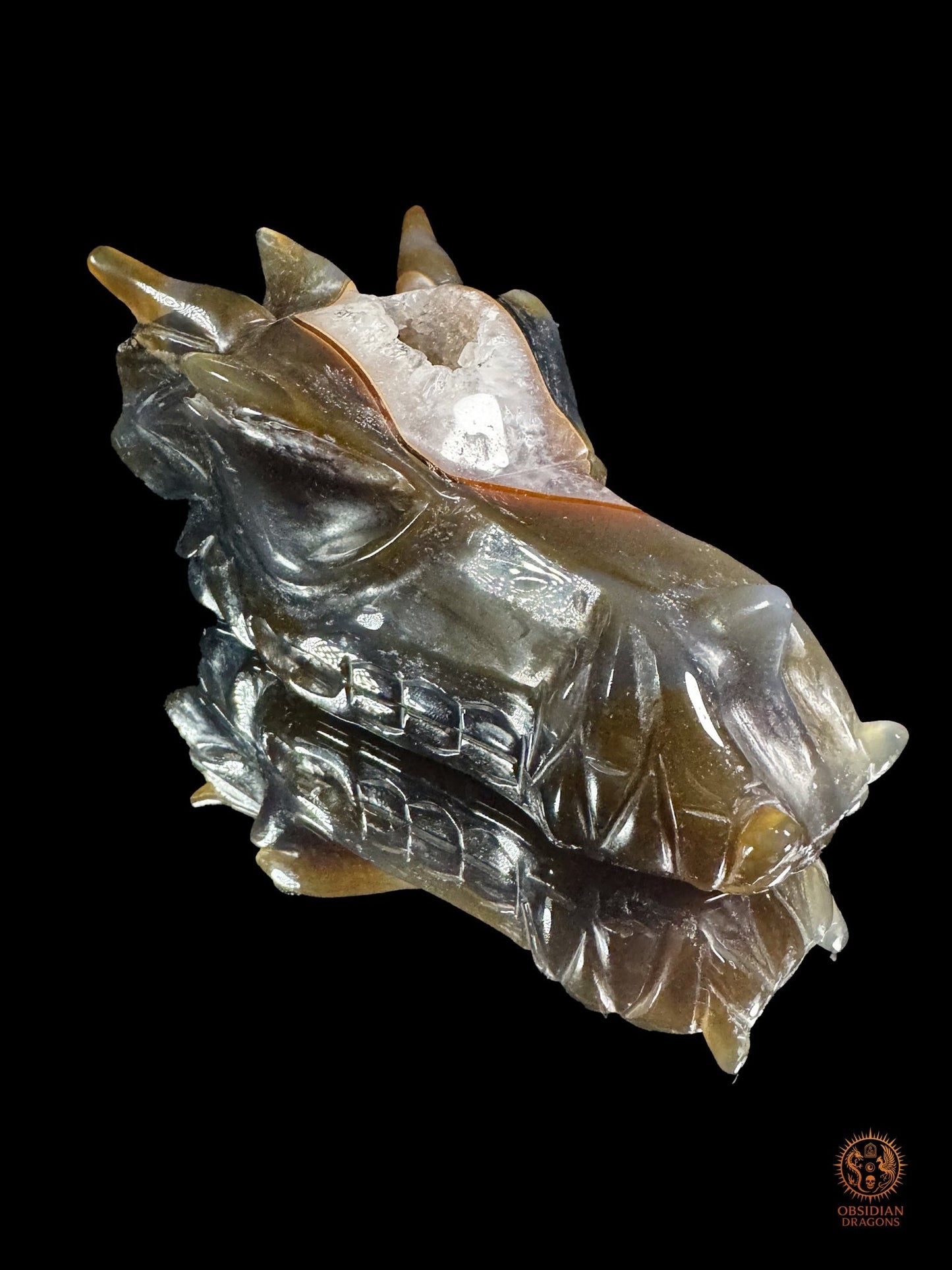 Crâne de dragon en géode de quartz – Souffle des profondeurs - obsidian dragons
