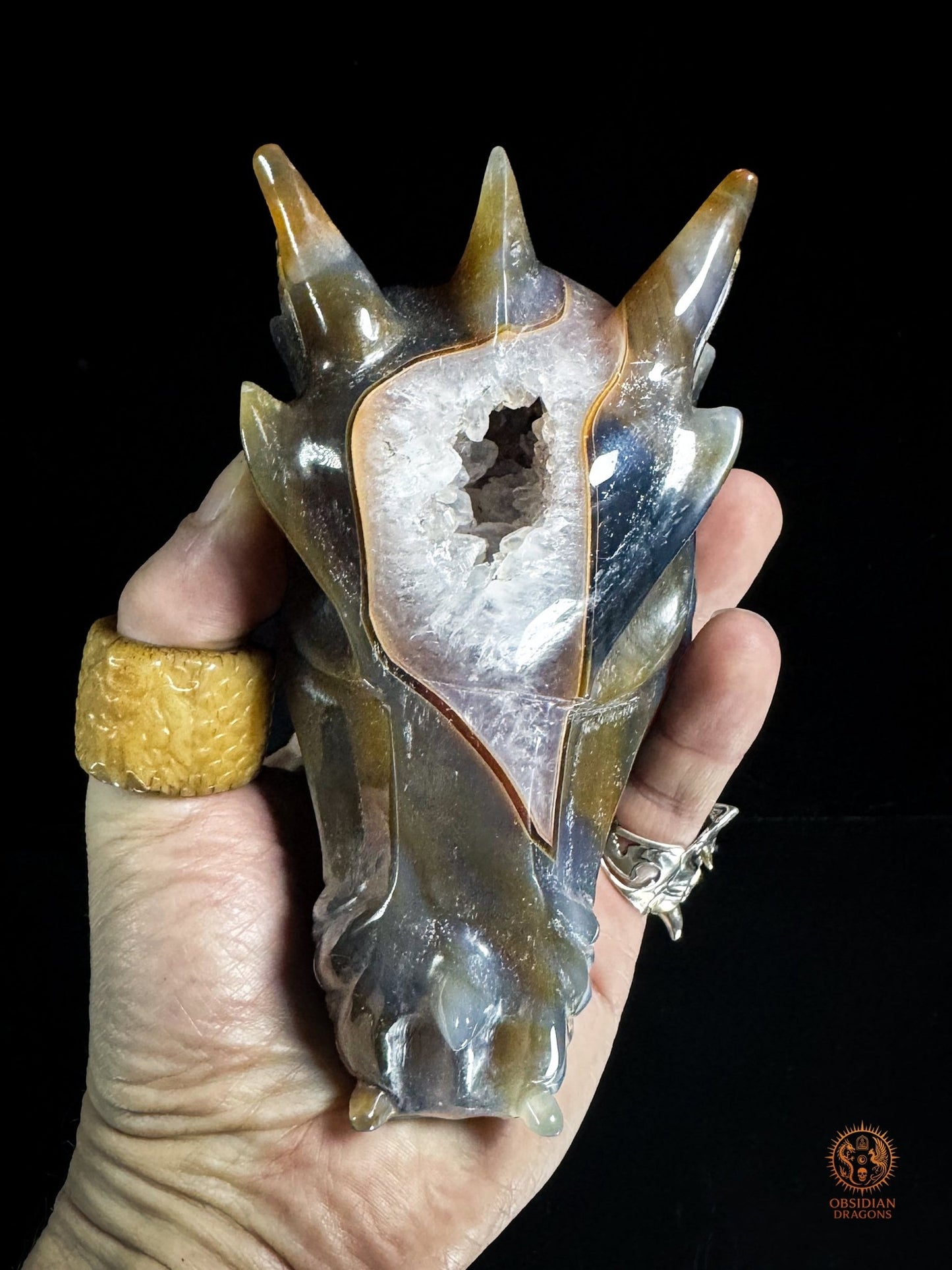 Crâne de dragon en géode de quartz – Souffle des profondeurs - obsidian dragons