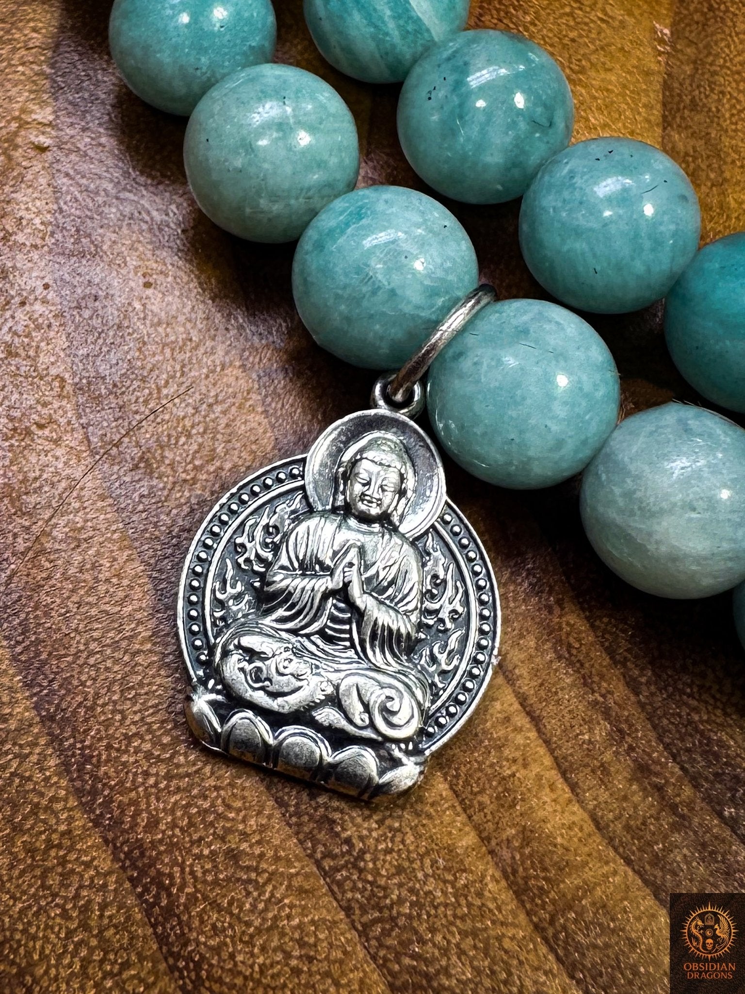 Médaillon votif en argent 999 représentant le Bouddha Vairocana, fixé au mala de 108 perles d’amazonite naturelle