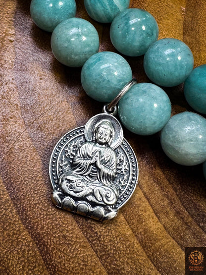 Médaillon votif en argent 999 représentant le Bouddha Vairocana, fixé au mala de 108 perles d’amazonite naturelle