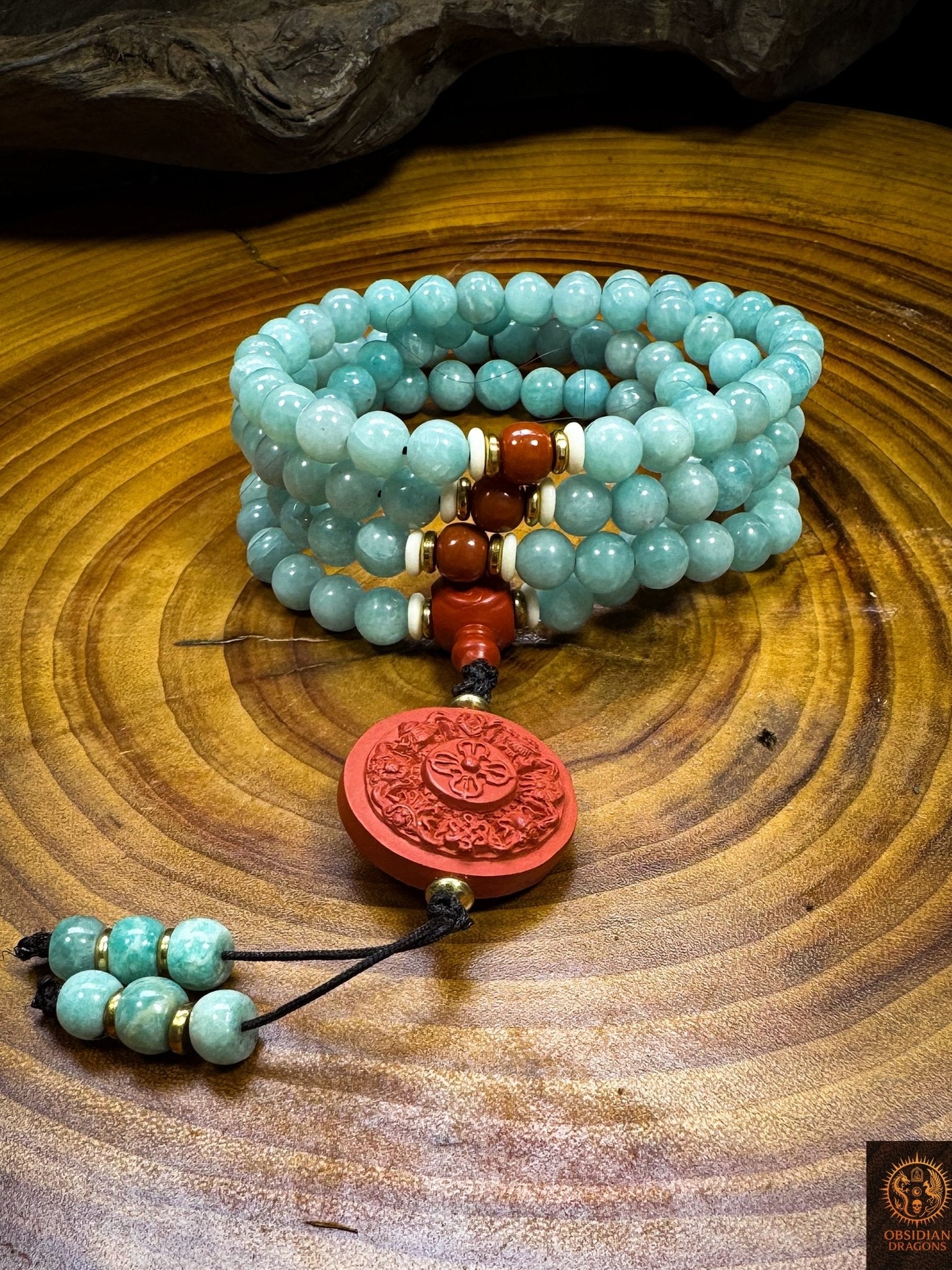 Mala bouddhiste artisanal enroulé, 108 perles d’amazonite de Russie, agate Nan Hong du Yunnan et pendentif en cinabre