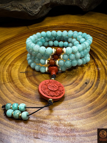 Mala bouddhiste artisanal enroulé, 108 perles d’amazonite de Russie, agate Nan Hong du Yunnan et pendentif en cinabre