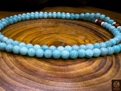 Détail des perles d’amazonite naturelle de Russie de 8 mm et des contreperles rouges en agate Nan Hong du Yunnan
