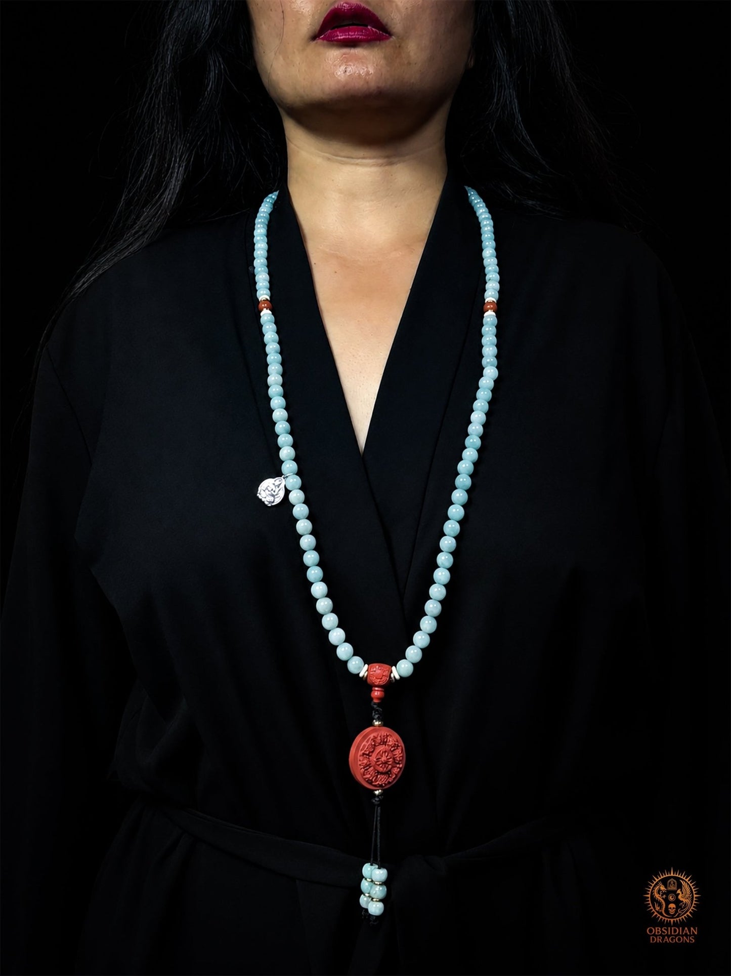 Mala bouddhiste 108 perles porté de face, long collier en amazonite et cinabre avec médaillon de Vairocana en argent 999 - Obsidian Draogns