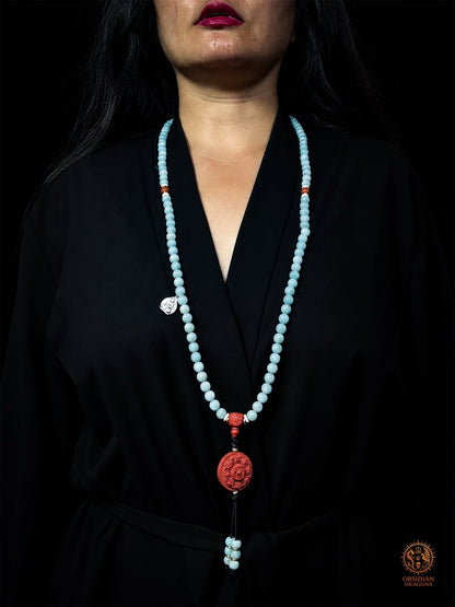 Mala bouddhiste 108 perles porté de face, long collier en amazonite et cinabre avec médaillon de Vairocana en argent 999 - Obsidian Draogns
