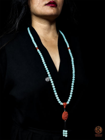 Vue portée de trois quarts du mala artisanal en amazonite, agate Nan Hong et cinabre, d’une longueur totale de 57 cm - Obsidian Dragons