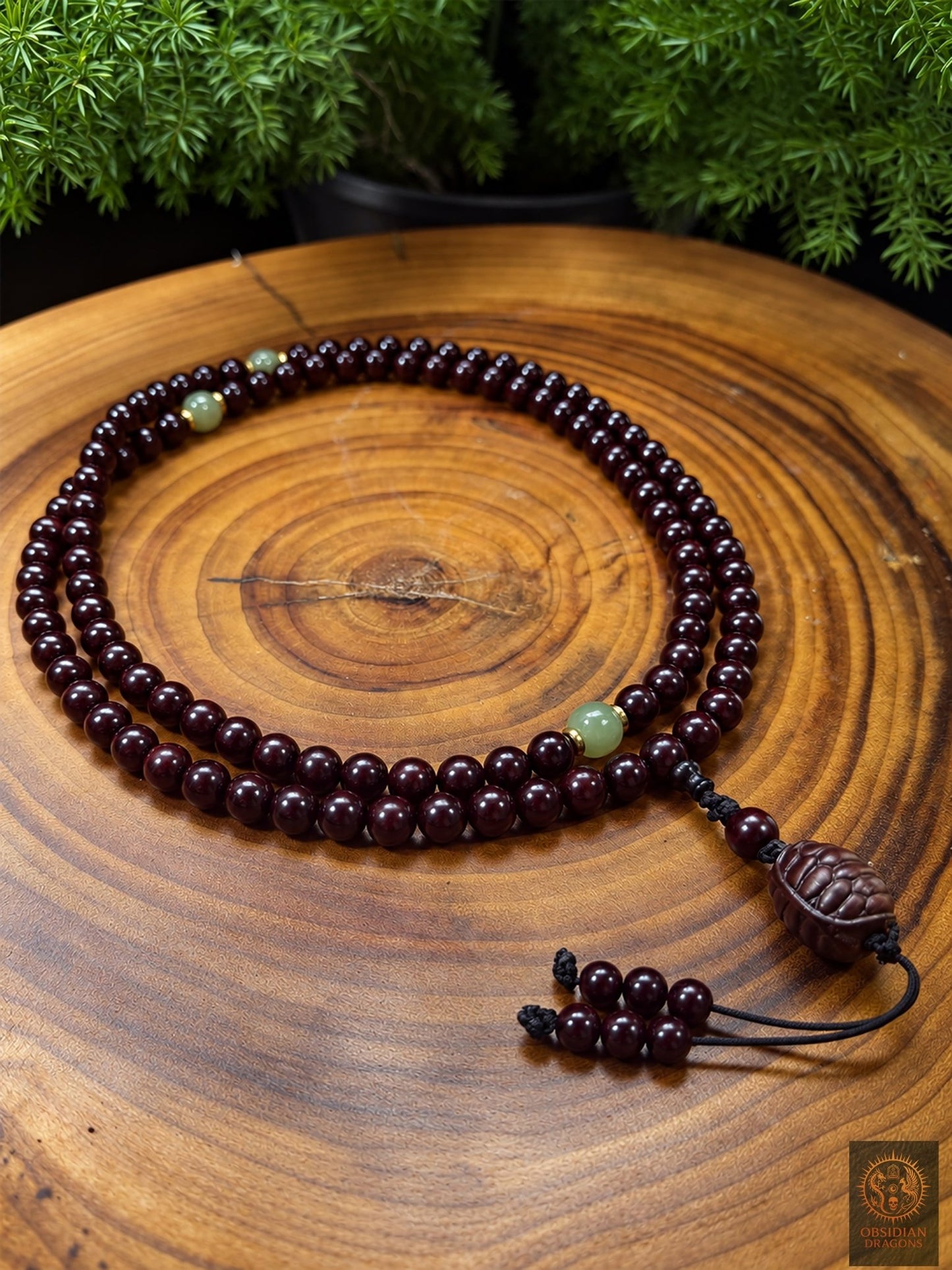Mala bouddhiste artisanal de 108 perles en santal rouge d’Inde, trois contreperles en jade néphrite de Hetian et carapace de tortue - Obsidian Dragons