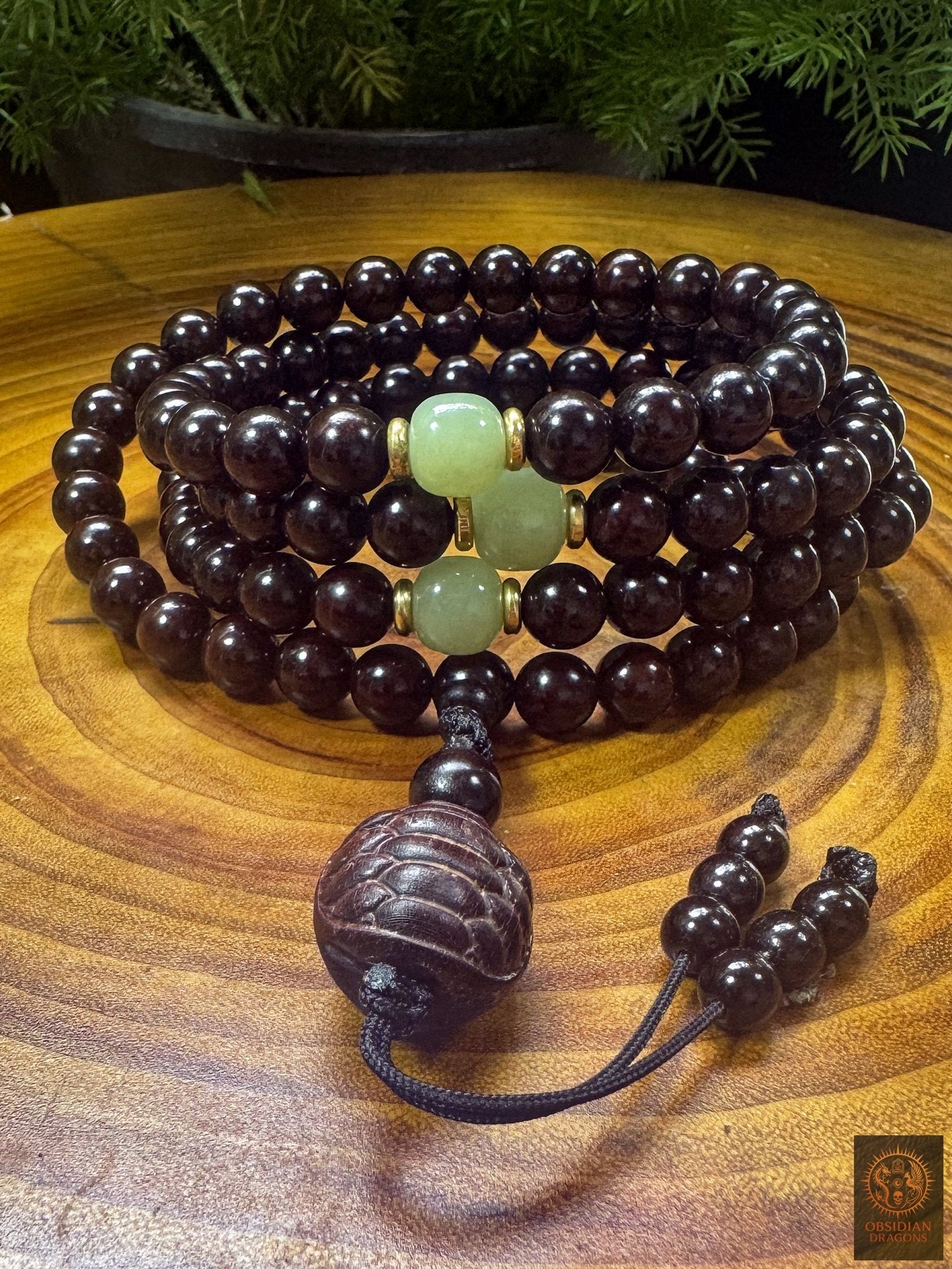 Mala de méditation en santal rouge disposé en plusieurs rangs, avec trois perles de jade néphrite et carapace de tortue sculptée