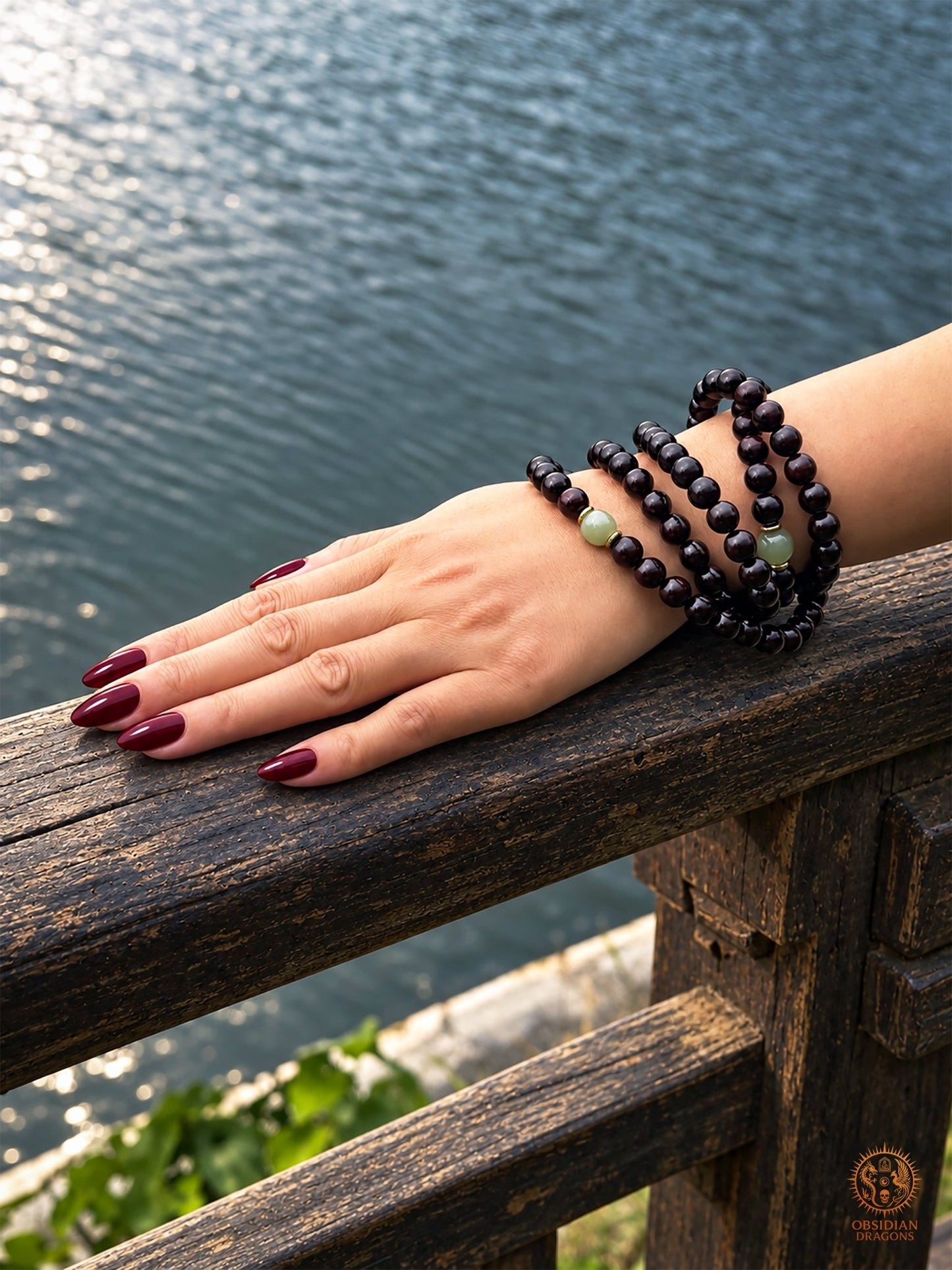 Mala bouddhiste de 108 perles en santal rouge porté en bracelet, avec contreperles en jade néphrite de Hetian et intercalaires en cuivre