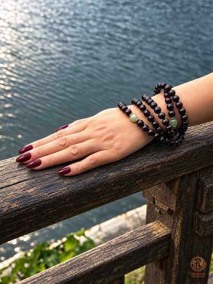Mala bouddhiste de 108 perles en santal rouge porté en bracelet, avec contreperles en jade néphrite de Hetian et intercalaires en cuivre