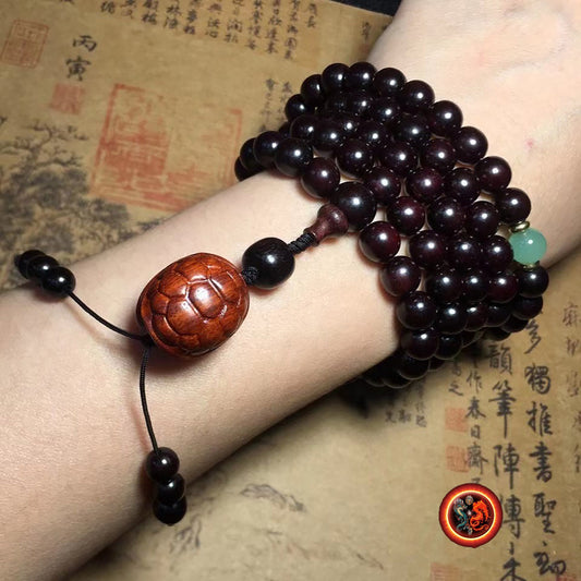 Mala, chapelet de prieres et meditation bouddhiste.108 perles de santal rouge de 08mm de diamètre chacune, jade de type néphrite - obsidian dragon