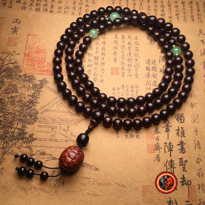 Mala, chapelet de prieres et meditation bouddhiste.108 perles de santal rouge de 08mm de diamètre chacune, jade de type néphrite - obsidian dragon