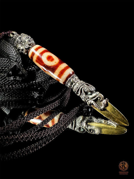 Pendentif DZI à trois yeux serti dans un phurba tibétain - obsidian dragons