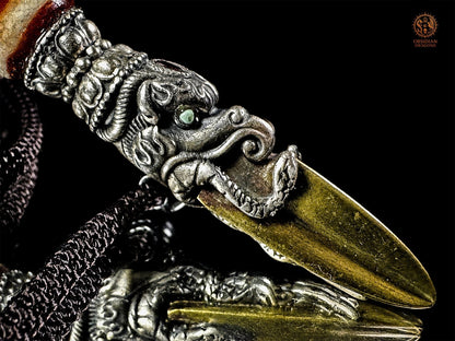 Pendentif DZI à trois yeux serti dans un phurba tibétain - obsidian dragons