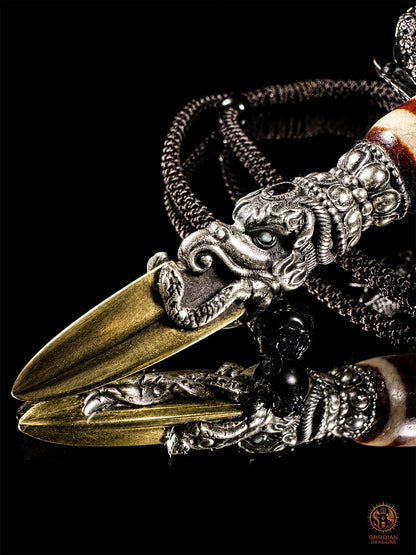 Pendentif DZI à trois yeux serti dans un phurba tibétain - obsidian dragons