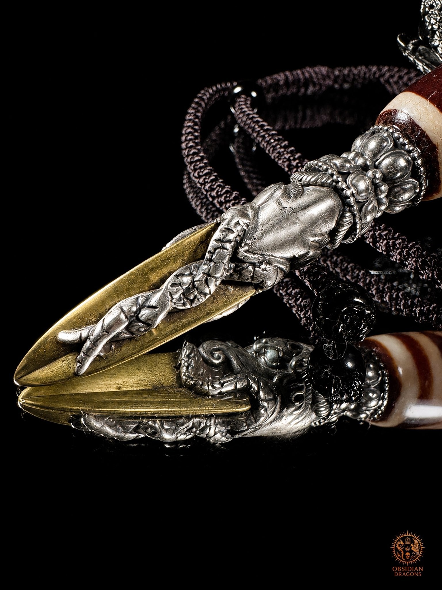 Pendentif DZI à trois yeux serti dans un phurba tibétain - obsidian dragons