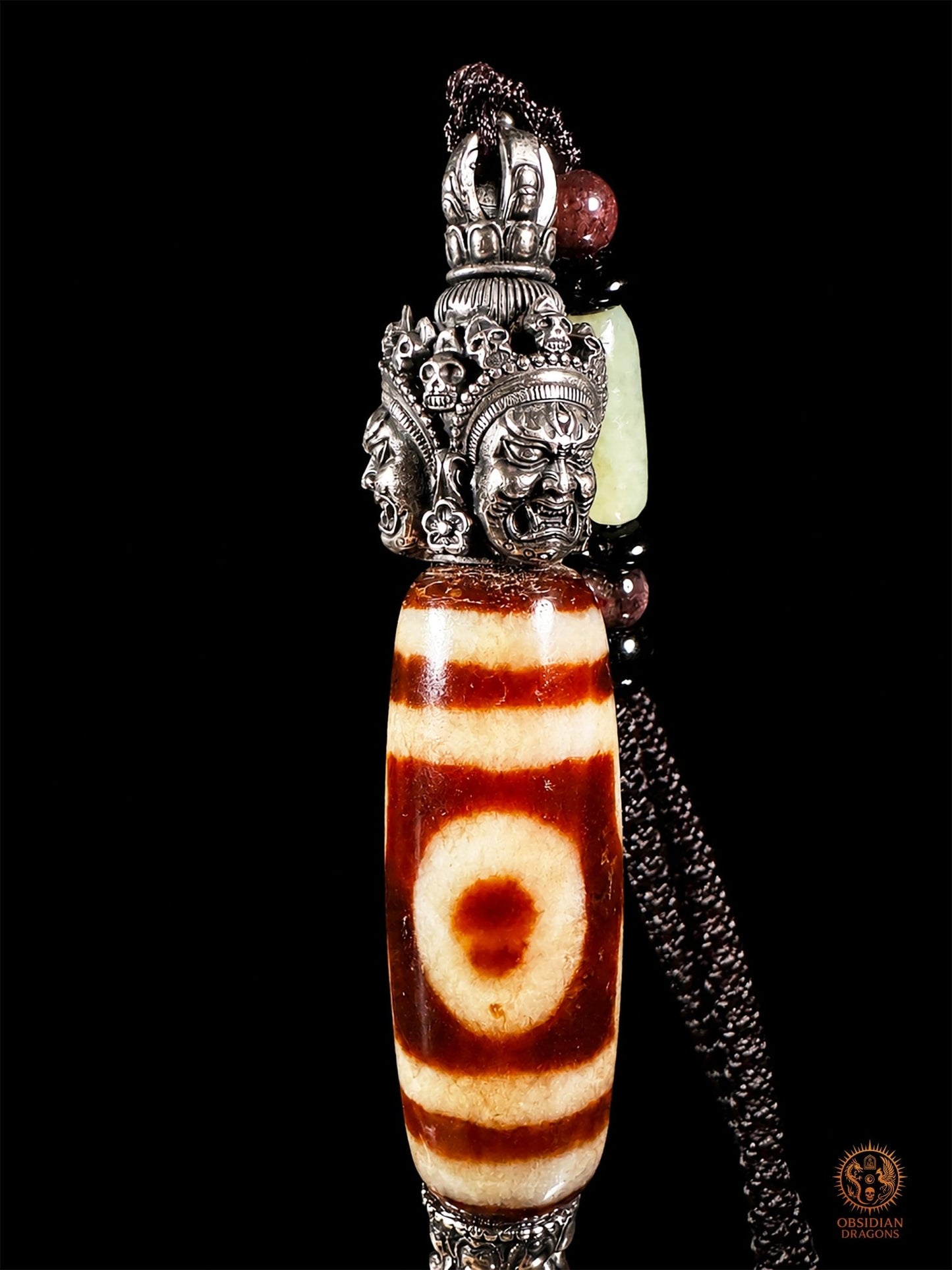 Pendentif DZI à trois yeux serti dans un phurba tibétain - obsidian dragons