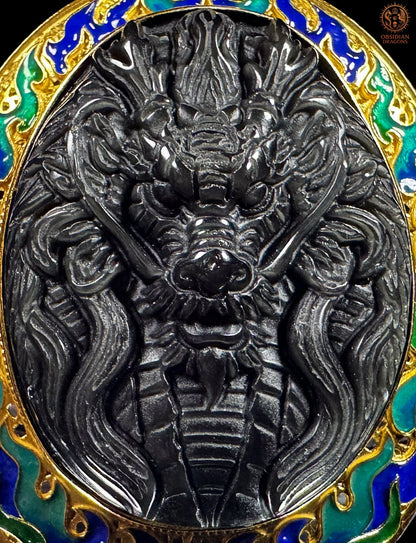 Gros plan du dragon sculpté en obsidienne œil céleste, entouré de flammes bleues et vertes en vermeil cloisonné